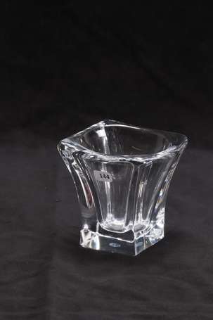 BAYEL - Vase à quatre pans en cristal moulé. H. 10