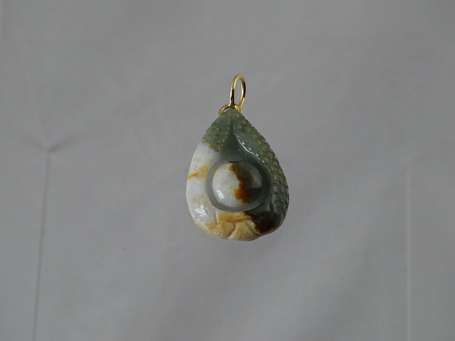 Pendentif goutte en jade sculpté, la bélière en or