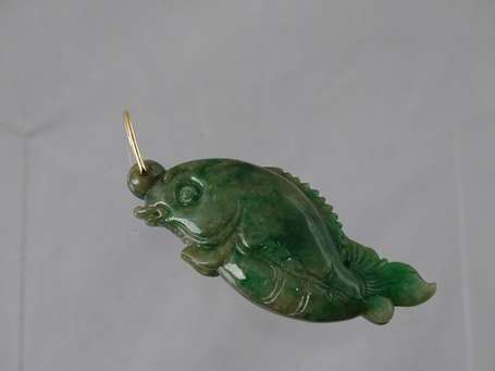 Pendentif en jade sculpté figurant un poisson, la 