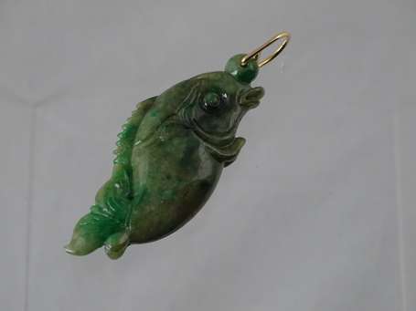 Pendentif en jade sculpté figurant un poisson, la 