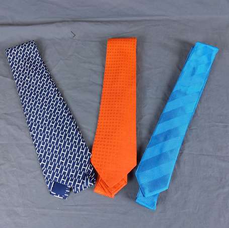 HERMES - Deux Cravates en soie, l'une marine au 
