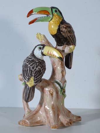 Toucans - Sujet en porcelaine polychrome. 26,5 cm