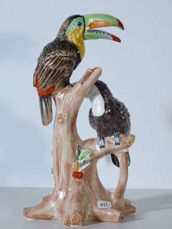 Toucans - Sujet en porcelaine polychrome. 26,5 cm