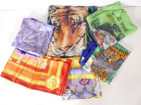 Lot de six foulards en soie.