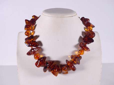 Collier en ambre cognac. L. 49 cm