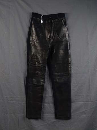 32 JANVIER - Pantalon en cuir et polyamide noir, 