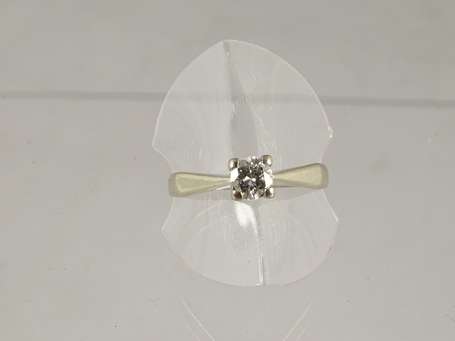 Bague en or gris 18 K (750°/°°) montée d'un 