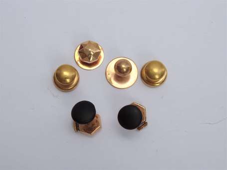 Lot de six boutons de col en or 18K (750°/00). P. 