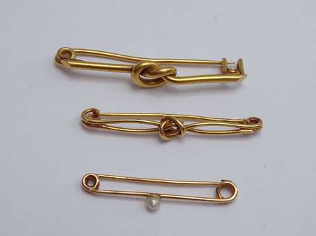 Lot de trois broches en or jaune 18K (750°/00), 