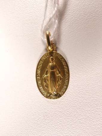 Médaille mariale ovale en or jaune 18K (750°/00). 