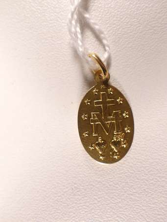 Médaille mariale ovale en or jaune 18K (750°/00). 