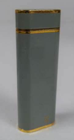 CARTIER - Briquet en métal plaqué or et laque vert