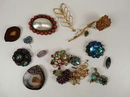 Lot de 16 broches fantaisie en strass et agate 