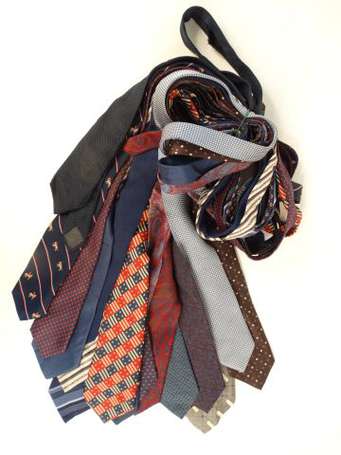 19 cravates vintage dont certaines en soie