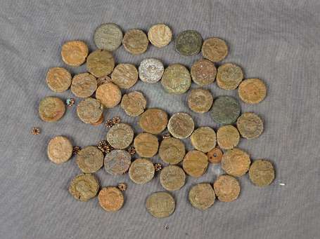Empire Romain lot de 42 petites monnaies en bronze