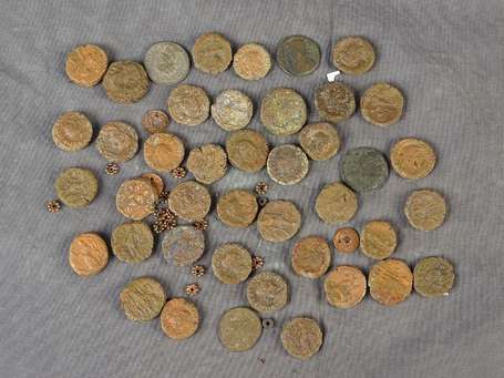 Empire Romain lot de 42 petites monnaies en bronze