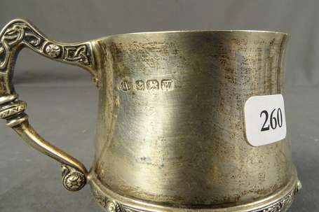 Tasse sur piédouche en argent ciselé d'une frise 