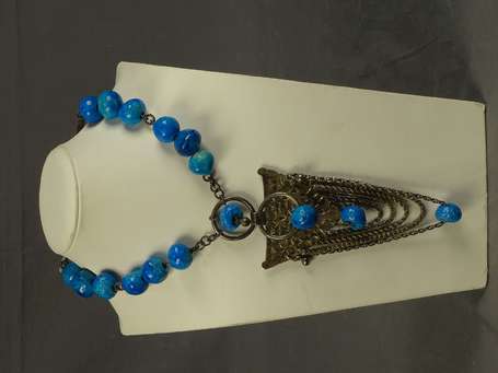 Collier en argent bas titre et perles bleues, le 