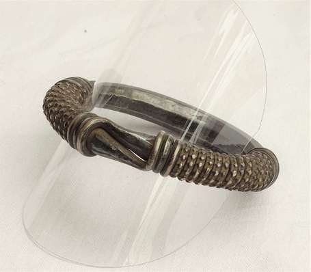 Bracelet rigide en argent à motif spiralé. D. 7 cm