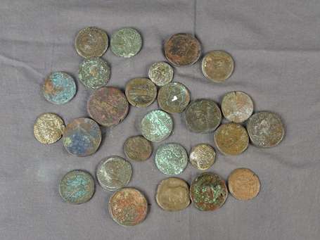 Important lot de monnaies romaines en bronze (26).