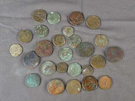 Important lot de monnaies romaines en bronze (26).