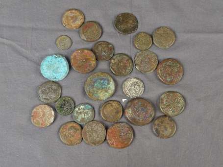 Important lot de monnaies romaines en bronze (25).