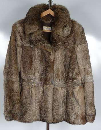 2 manteaux en fourrure et 1 veste en lapin T.