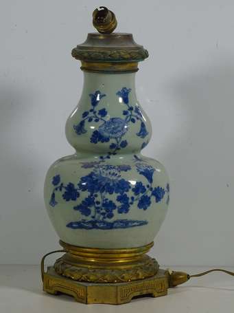 CHINE - Lampe, le pied formé d'un vase gourde à 