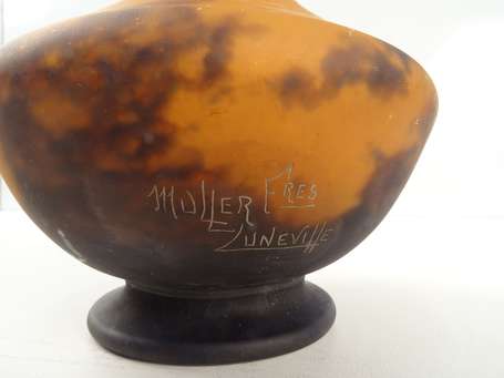 MULLER FRÈRES Lunéville, vase soliflore en verre 