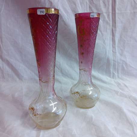 Paire de vases à panse globuleuse et haut col 