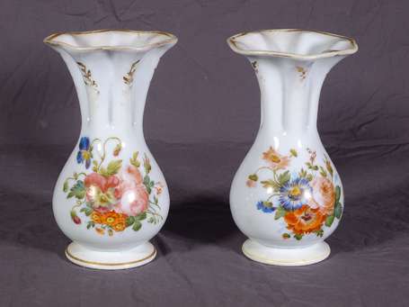 Paire de Vases en opaline blanche, décor d'un 