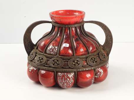 DELATTE Vase en verre marbré rouge à paillons 