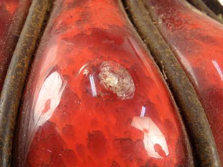 DELATTE Vase en verre marbré rouge à paillons 