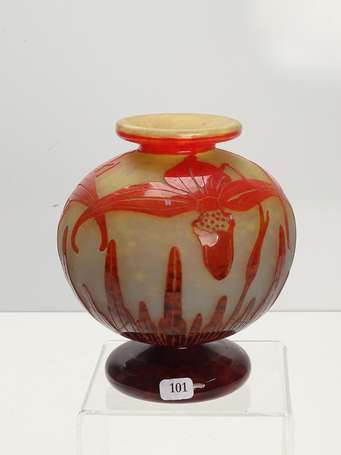 LE VERRE FRANCAIS Vase sphérique à col évasé et 