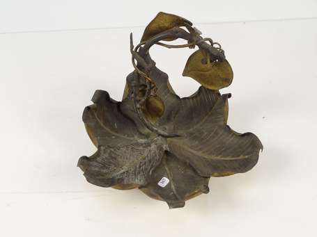 Coupe florale polylobée en métal patiné noir et or