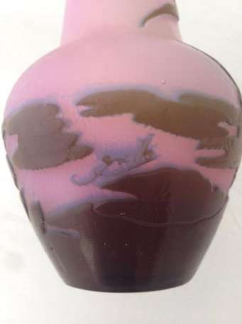 GALLE - Petit vase en verre multicouche à décor de