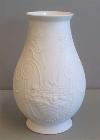 Vase balustre en biscuit de porcelaine moulé de 