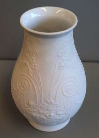 Vase balustre en biscuit de porcelaine moulé de 
