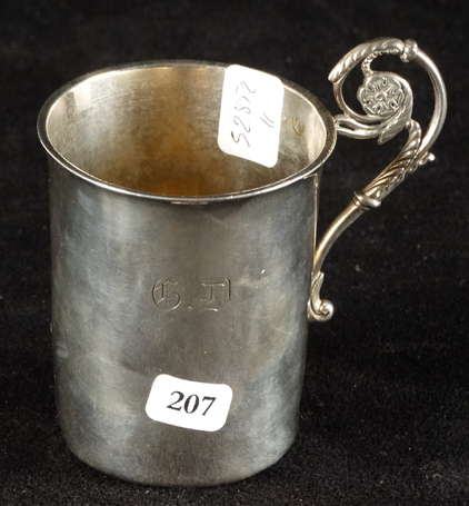 Timbale à anse galbée de forme crosse en argent 