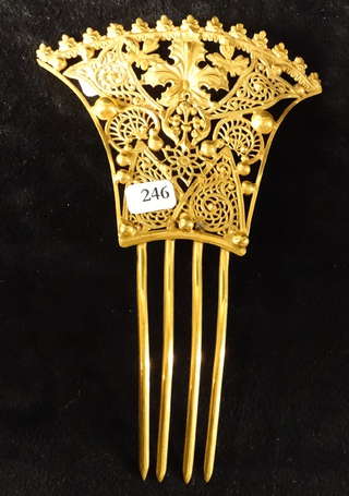 Peigne de coiffe en métal doré repoussé et 