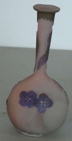 Gallé - Vase renflé à long col en verre 