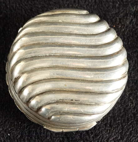 Boite à mouches en argent repoussé de joncs tors P