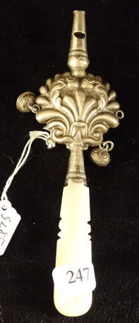 Hochet siffleur en argent repoussé de coquilles et