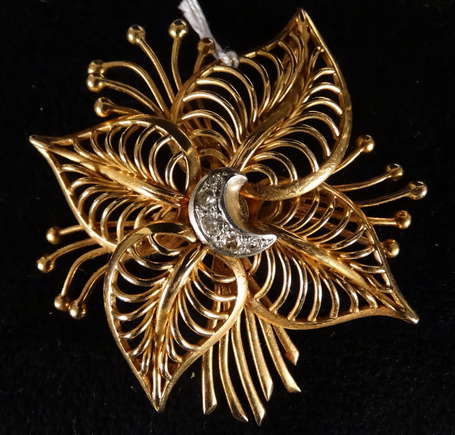 Grande broche en forme de fleur en or jaune, une 