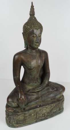 Bouddha en bronze patiné, le socle orné d'une 