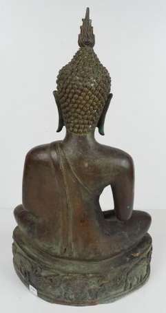 Bouddha en bronze patiné, le socle orné d'une 