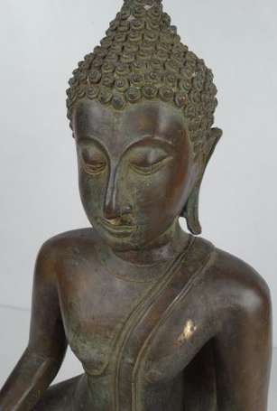 Bouddha en bronze patiné, le socle orné d'une 