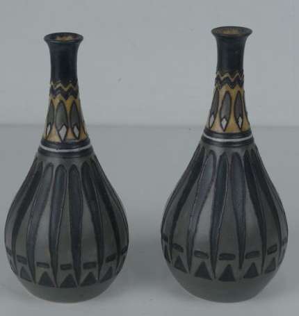 Paire de vases fuselés, décor stylisé camaïeu vert