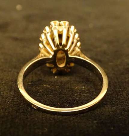 Bague en or gris 18K (750°/00) de forme navette 