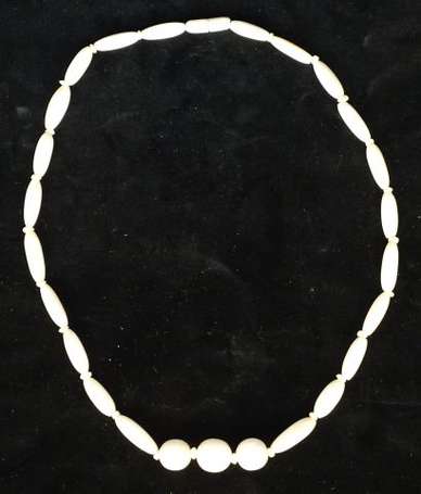 Collier en perles d'ivoire de forme oblongue 